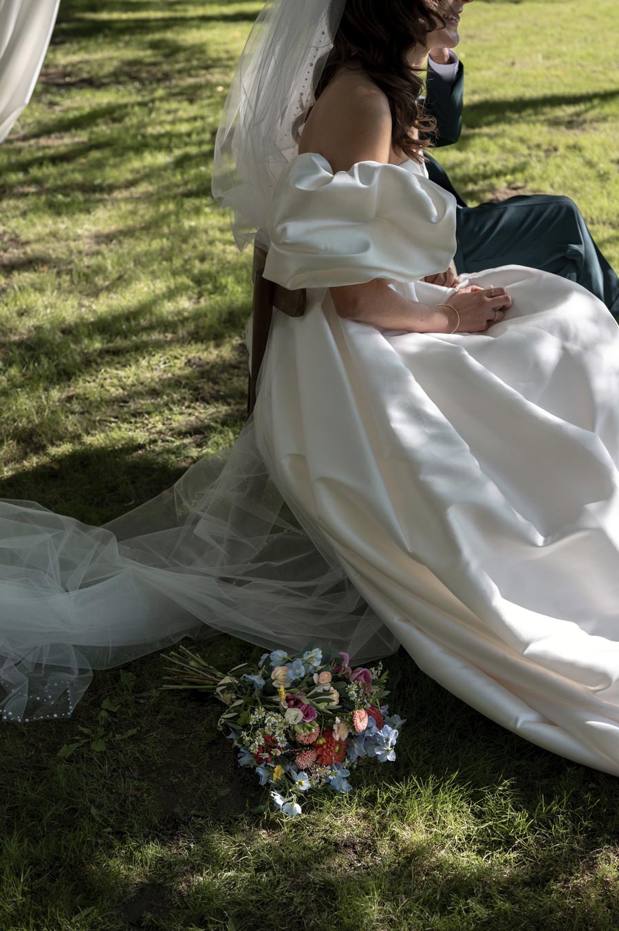 Nice detail photos on bouquet and dress